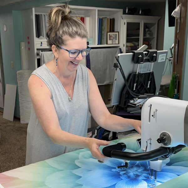 PaolaJo using a LongArm on a DreamBigDahlia design Quilt